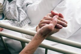 身内が亡くなったら、まず何をしたらいいの？