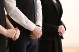 【どんな服がいいの？】お墓参りや葬儀にふさわしい服装