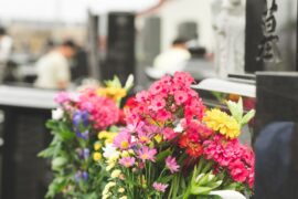 【行けない日でも】お墓参りに行けない時は？台風や豪雨の日の対応