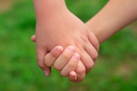 【小さな手をとって】子供と一緒に葬儀へ参列するときの心構え