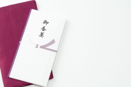 袱紗（ふくさ）の包み方と香典の渡し方｜基本マナー
