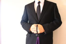熊本で葬儀の服装に迷ったら｜親族・参列者への配慮とマナーを地域事情から解説